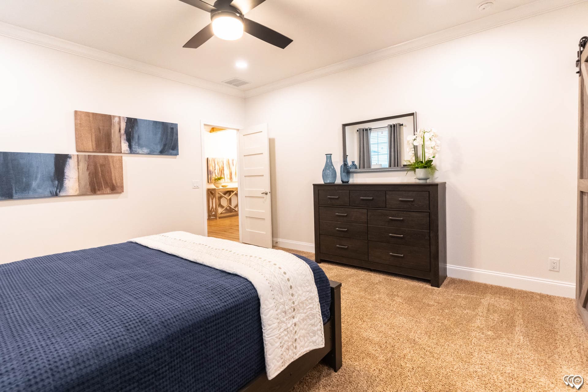 Shoreline  bedroom home features