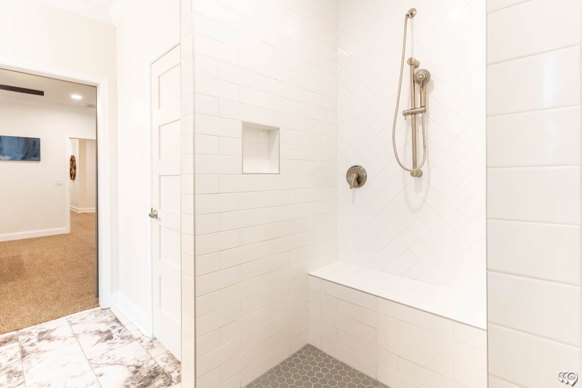 The shoreline bathroom home features