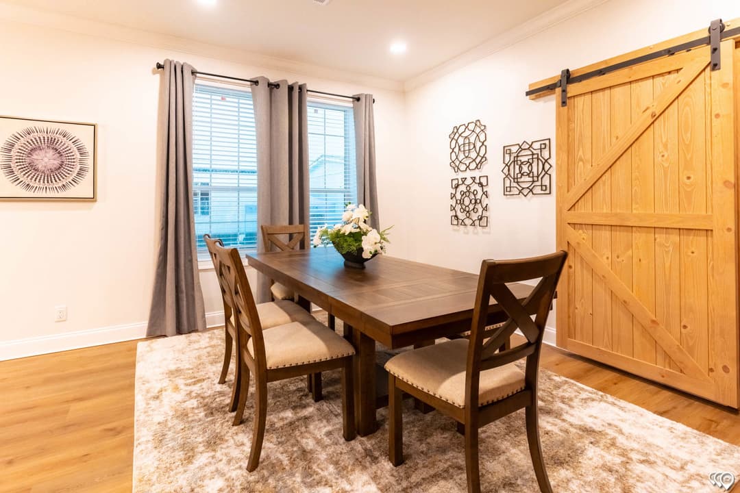 Shoreline  interior home features