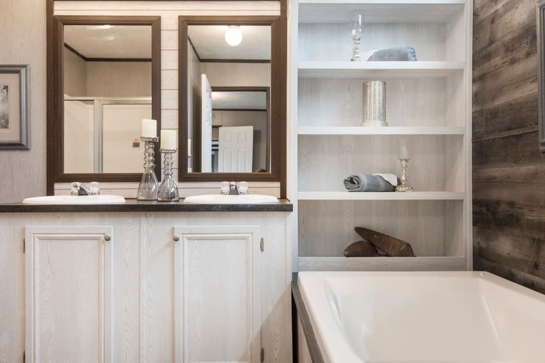 The seaside 1290 bathroom home features