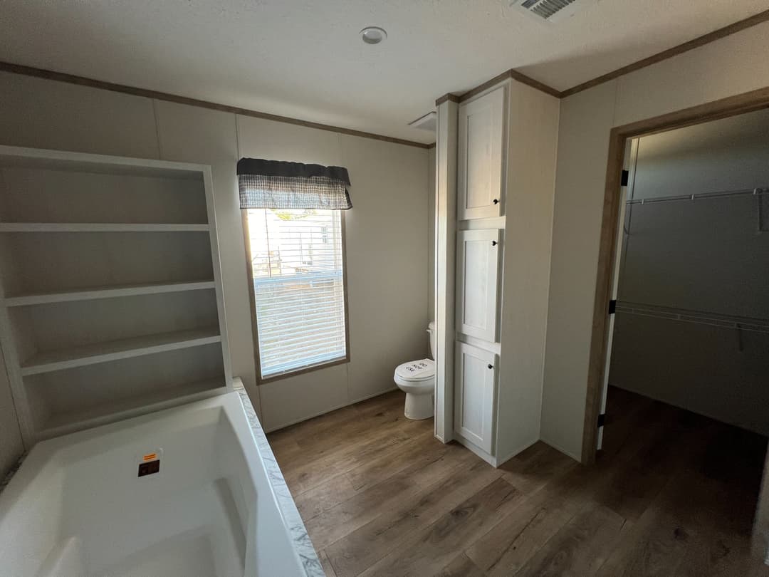 The bayside bathroom home features