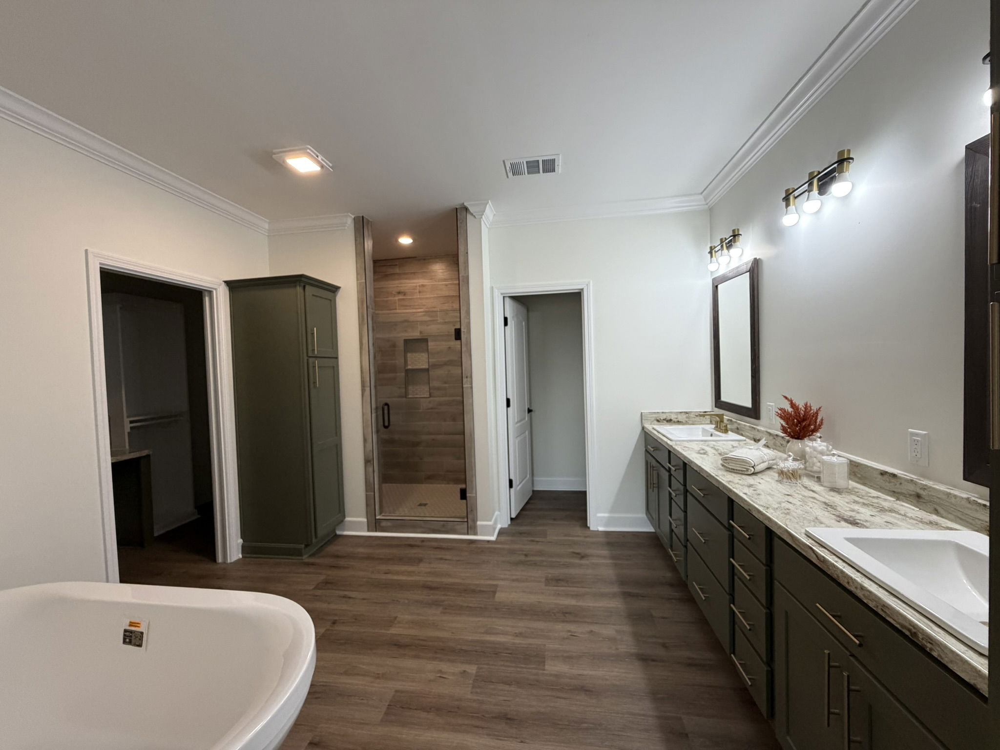 Ponderosa bathroom home features