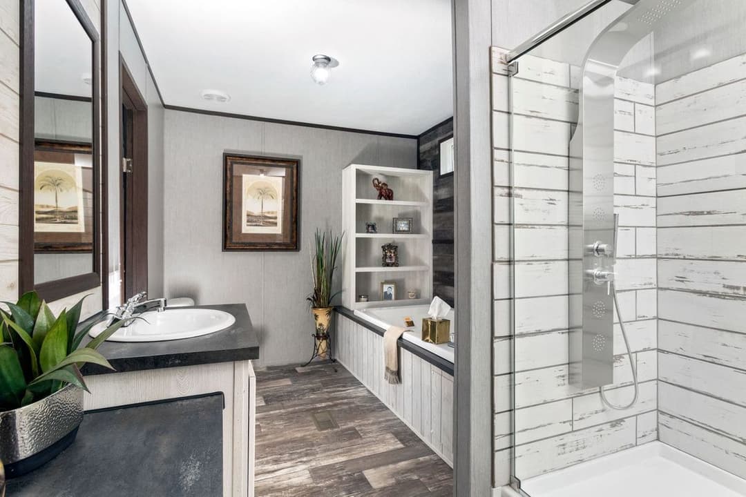 The seaside 1290 bathroom home features