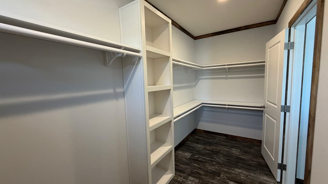 Tyra ii interior home features