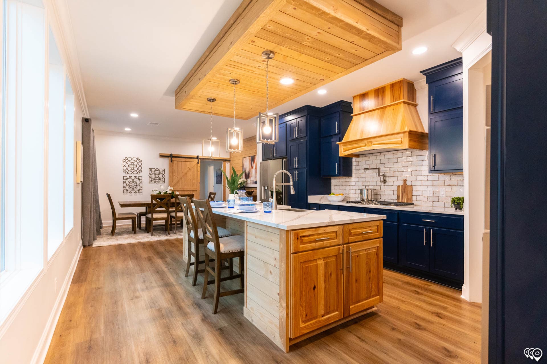 Shoreline  kitchen home features