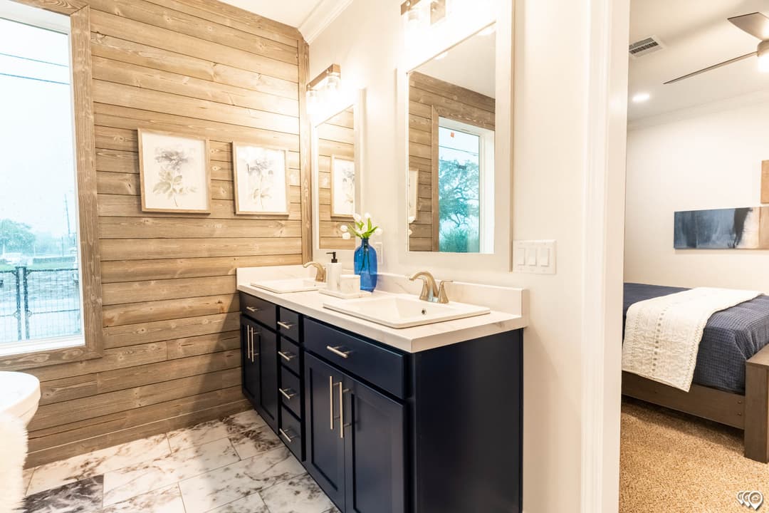 The shoreline bathroom home features
