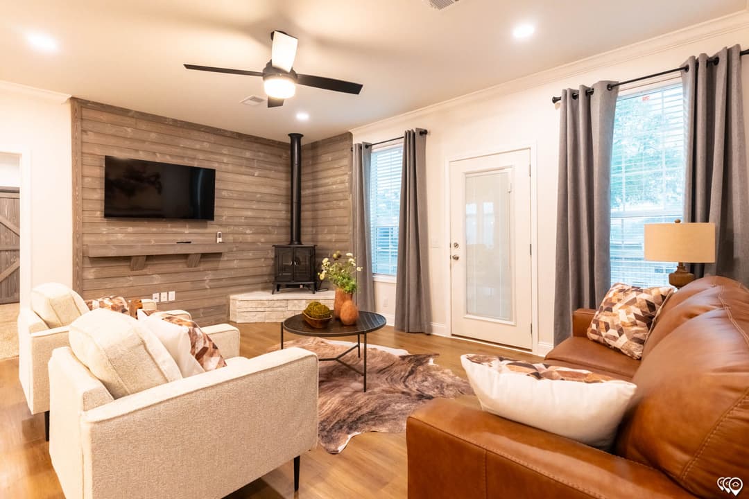 Shoreline  interior home features